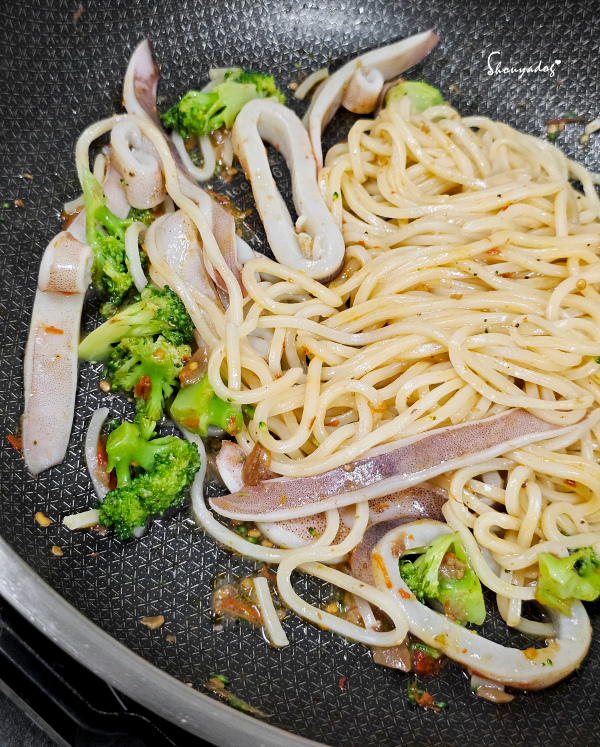 【冷凍食品】異塵牛肉麵食用心得 豪華牛肉麵開箱