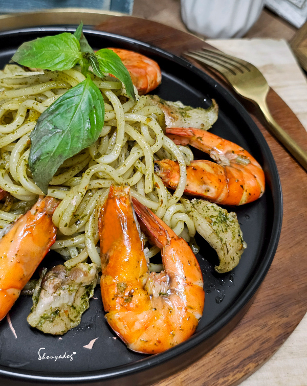 【冷凍食品】異塵牛肉麵食用心得 豪華牛肉麵開箱