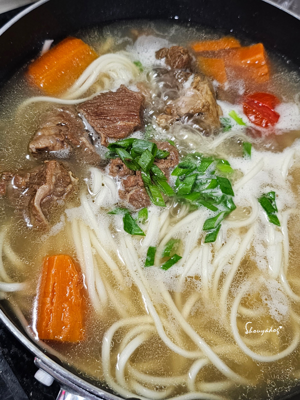 【乾拌麵開箱】初耘牛肉麵評價 好吃牛肉麵在這裡 紅燒牛肉麵 