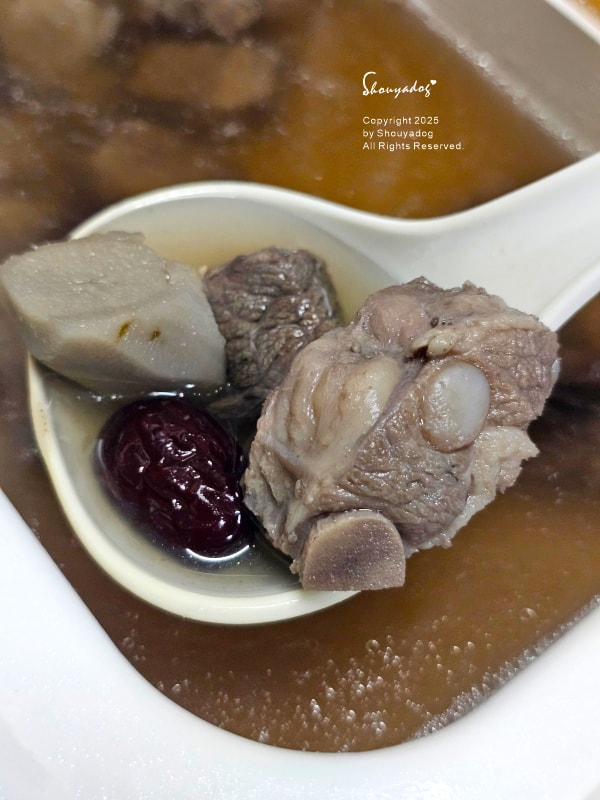 牛蒡黑豆排骨湯-排鼓的軟骨好多-溫順暖胃的小家庭年菜湯品