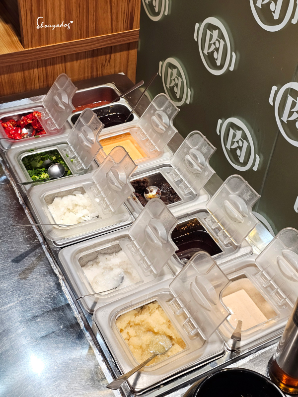 肉多多火鍋-基隆愛二店 全台全天候平假日不限時!  輕量級套餐299元起， 蔬食自助吧吃到飽，CP值超高！ (西門店.淡水店例假日除外，湯底.服務費另計)