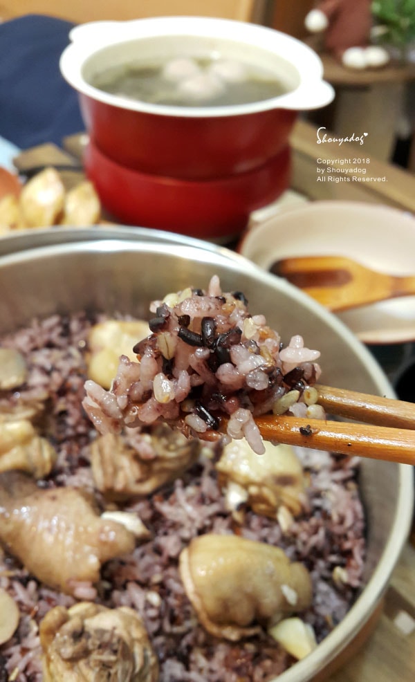 億昌油廠 北港六十年老店|台灣必買傳統伴手禮|限量黑麻油禮盒X麻油底潤膚膏 - 第23張圖 麻油雞飯吸收了雞油和麻油的精華,香噴噴又亮晶晶的模樣,讓人嘴巴一直在下雨