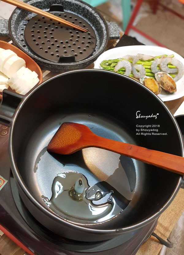 億昌油廠 北港六十年老店|台灣必買傳統伴手禮|限量黑麻油禮盒X麻油底潤膚膏 - 第9張圖 底部的部分,先倒上我們的黑麻油-記得麻油只適合中小火煎炒,不能大火,不然會苦苦的