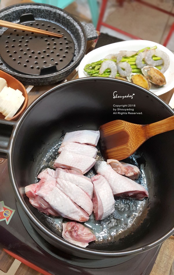 億昌油廠 北港六十年老店|台灣必買傳統伴手禮|限量黑麻油禮盒X麻油底潤膚膏 - 第11張圖 使用麻油把薑片爆香後,把雞塊都炒香