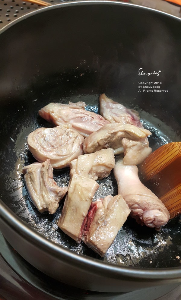 億昌油廠 北港六十年老店|台灣必買傳統伴手禮|限量黑麻油禮盒X麻油底潤膚膏 - 第12張圖 雞肉逐漸變色-麻油香味四溢