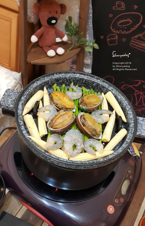 億昌油廠 北港六十年老店|台灣必買傳統伴手禮|限量黑麻油禮盒X麻油底潤膚膏 - 第15張圖 海鮮不用蒸很久,所以我們就是把麻油雞煮到差不多了以後,再疊海鮮上去蒸