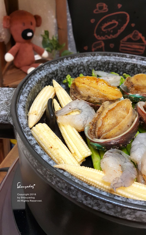 億昌油廠 北港六十年老店|台灣必買傳統伴手禮|限量黑麻油禮盒X麻油底潤膚膏 - 第16張圖 蒸盤上的特寫-玉米筍-鮑魚-蝦子-蘆筍