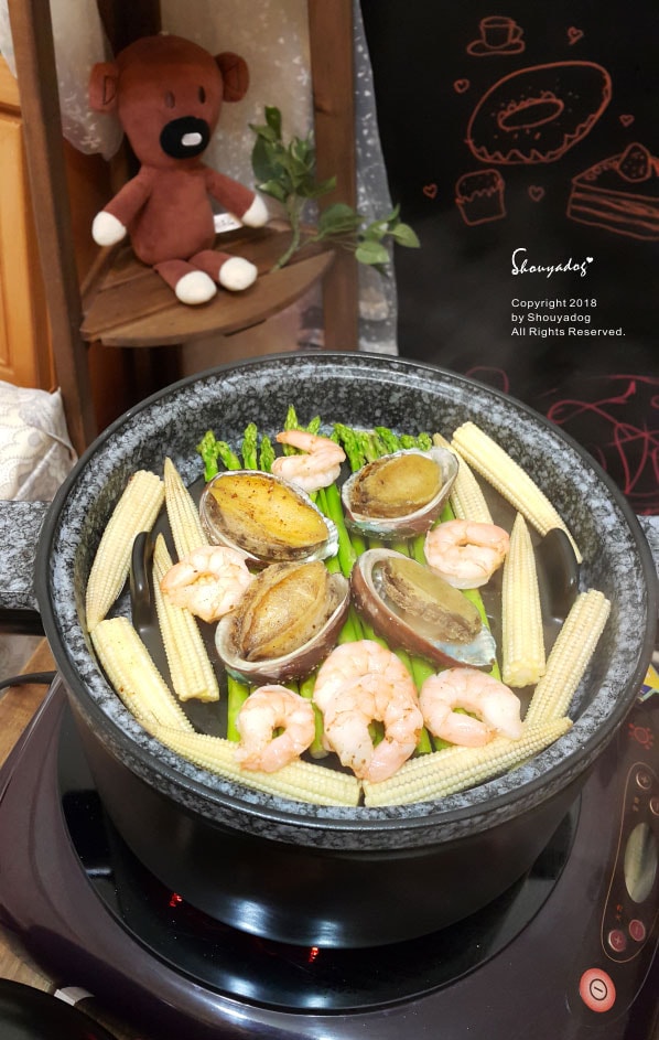 億昌油廠 北港六十年老店|台灣必買傳統伴手禮|限量黑麻油禮盒X麻油底潤膚膏 - 第17張圖 蒸完海鮮開蓋的樣子