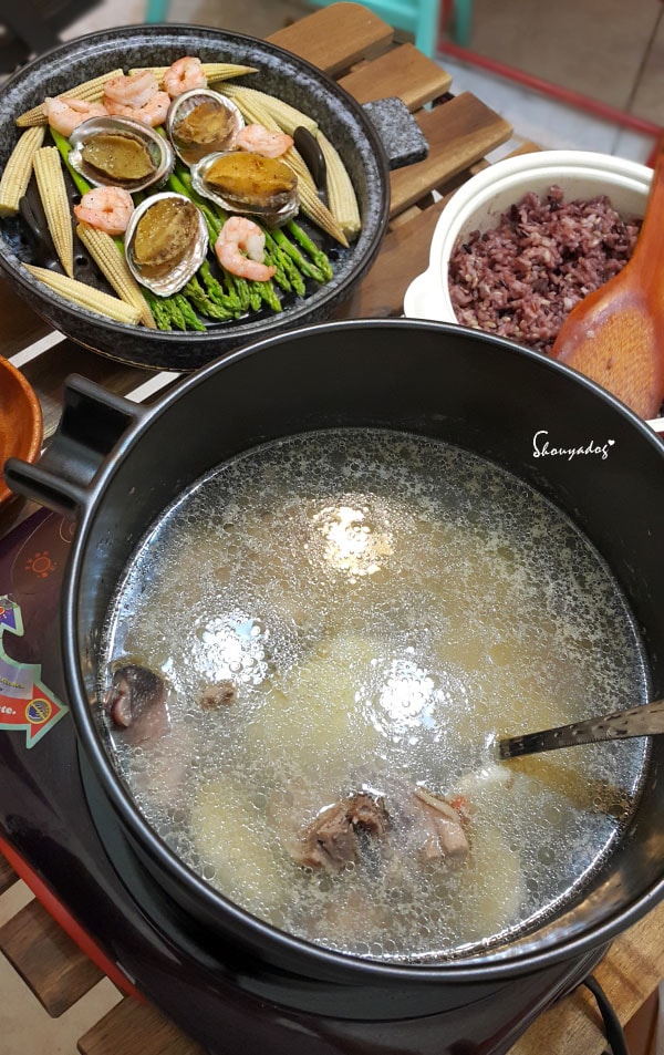 億昌油廠 北港六十年老店|台灣必買傳統伴手禮|限量黑麻油禮盒X麻油底潤膚膏 - 第19張圖 麻油雞湯-蒸海鮮蔬菜-一桌合照
