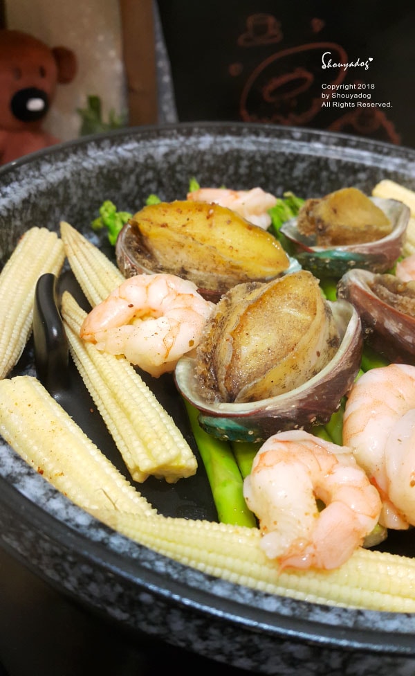 億昌油廠 北港六十年老店|台灣必買傳統伴手禮|限量黑麻油禮盒X麻油底潤膚膏 - 第18張圖 蒸盤特寫-蒸好的海鮮們