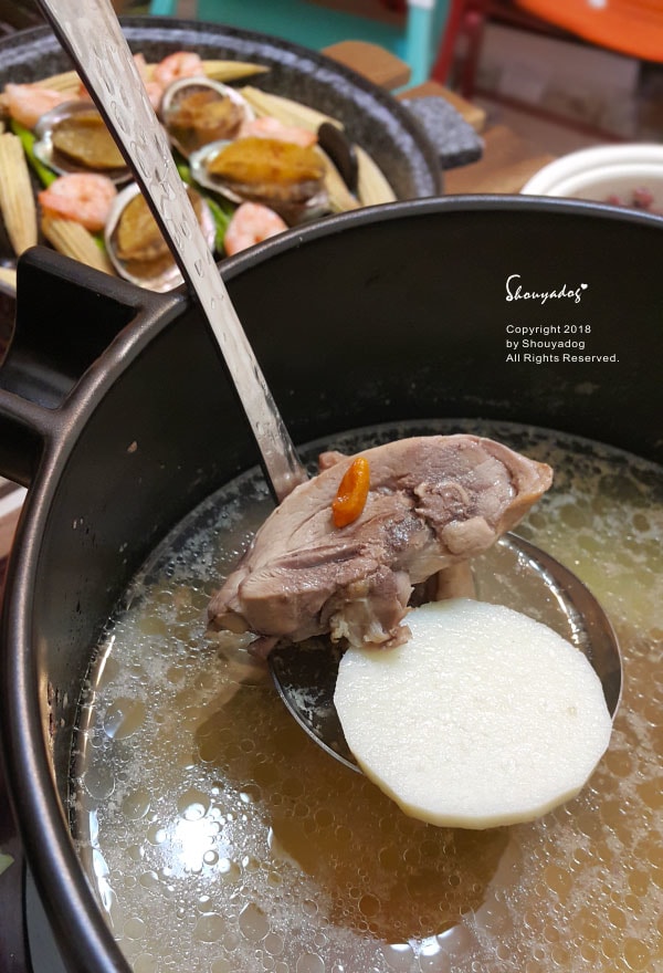億昌油廠 北港六十年老店|台灣必買傳統伴手禮|限量黑麻油禮盒X麻油底潤膚膏 - 第20張圖 撈起麻油雞特寫-雞肉嫩口-湯清澈