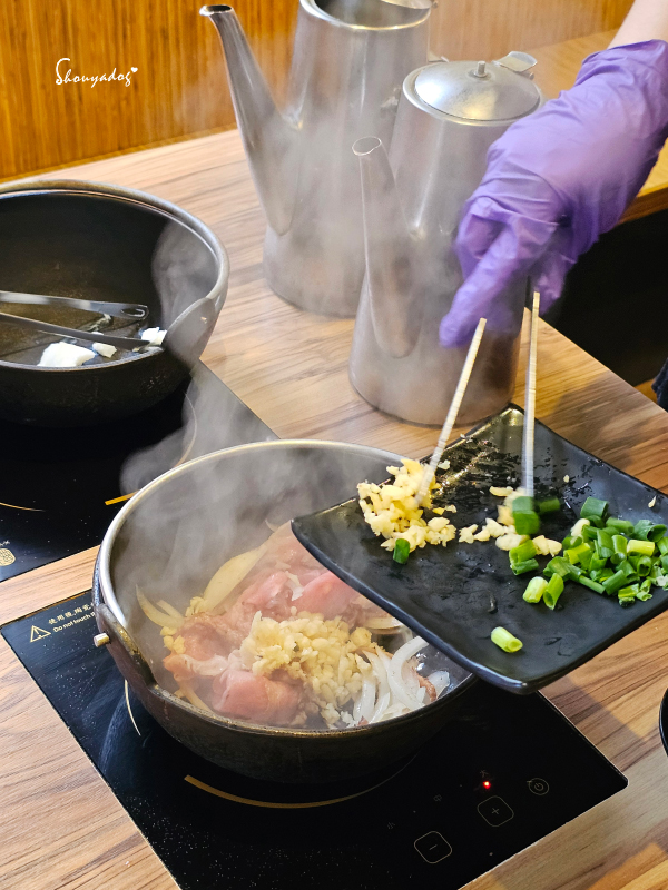 肉多多火鍋-基隆愛二店 全台全天候平假日不限時!  輕量級套餐299元起， 蔬食自助吧吃到飽，CP值超高！ (西門店.淡水店例假日除外，湯底.服務費另計)