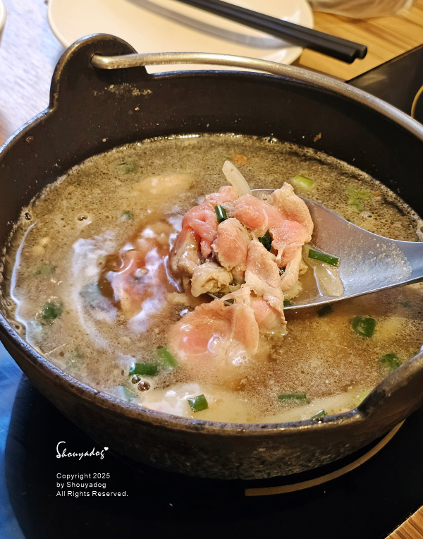 肉多多火鍋-基隆愛二店 全台全天候平假日不限時!  輕量級套餐299元起， 蔬食自助吧吃到飽，CP值超高！ (西門店.淡水店例假日除外，湯底.服務費另計)