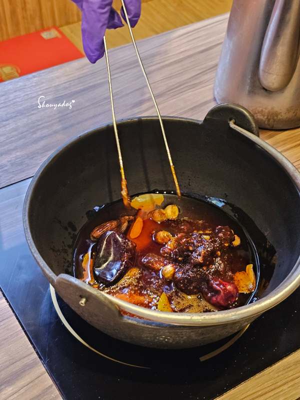 肉多多火鍋-基隆愛二店 全台全天候平假日不限時!  輕量級套餐299元起， 蔬食自助吧吃到飽，CP值超高！ (西門店.淡水店例假日除外，湯底.服務費另計)