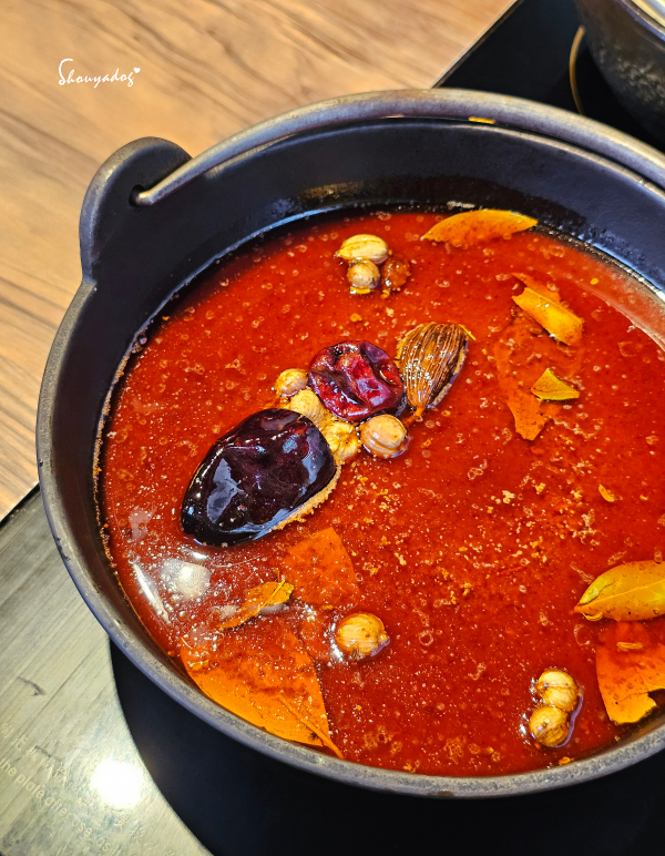 肉多多火鍋-基隆愛二店 全台全天候平假日不限時!  輕量級套餐299元起， 蔬食自助吧吃到飽，CP值超高！ (西門店.淡水店例假日除外，湯底.服務費另計)