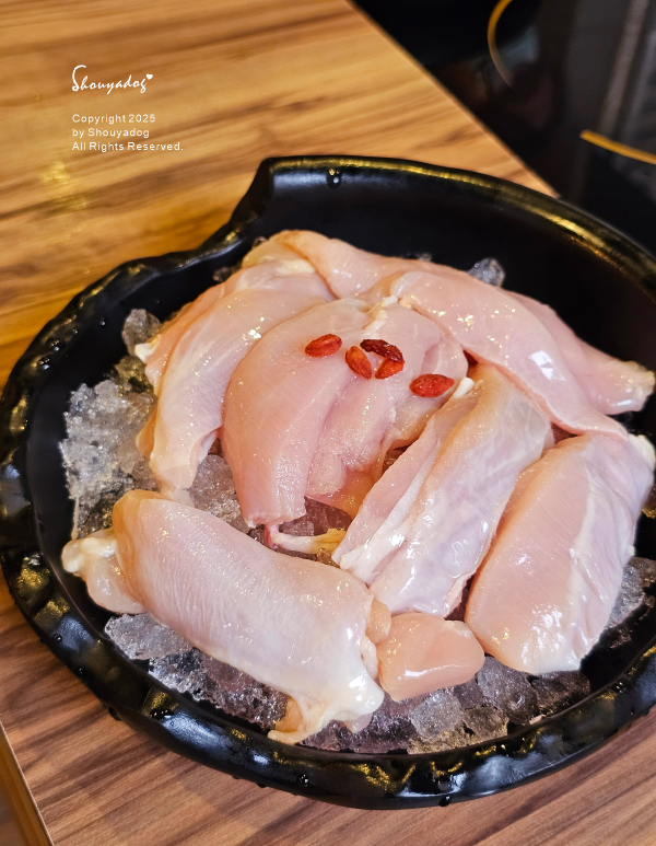 肉多多火鍋-基隆愛二店 全台全天候平假日不限時!  輕量級套餐299元起， 蔬食自助吧吃到飽，CP值超高！ (西門店.淡水店例假日除外，湯底.服務費另計)