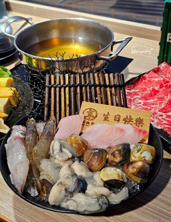 基隆中華郵輪文旅-吃火鍋慶生-生日海鮮盤