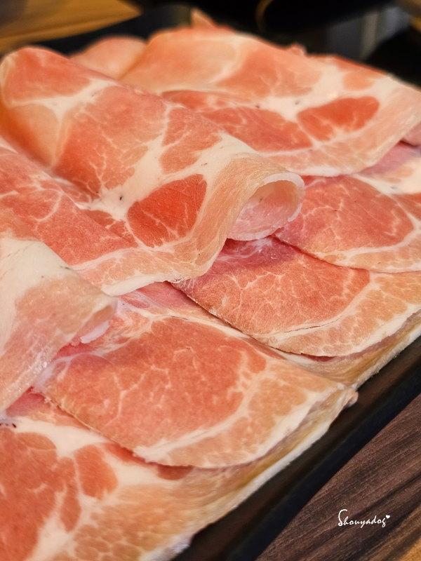 肉多多火鍋-基隆愛二店 全台全天候平假日不限時!  輕量級套餐299元起， 蔬食自助吧吃到飽，CP值超高！ (西門店.淡水店例假日除外，湯底.服務費另計)