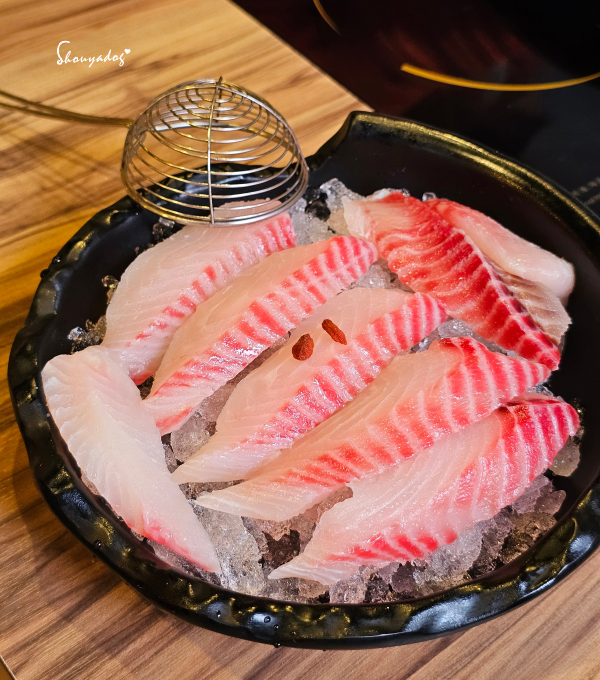 肉多多火鍋-基隆愛二店 全台全天候平假日不限時!  輕量級套餐299元起， 蔬食自助吧吃到飽，CP值超高！ (西門店.淡水店例假日除外，湯底.服務費另計)