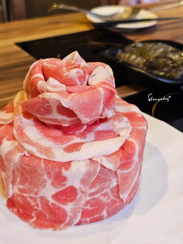 肉多多火鍋-基隆愛二店 全台全天候平假日不限時! 輕量級套餐299元起, 蔬食自助吧吃到飽,CP值超高! (西門店.淡水店例假日除外,湯底.服務費另計) - 第34張圖 肉多多會員禮當月生日肉蛋糕-美照