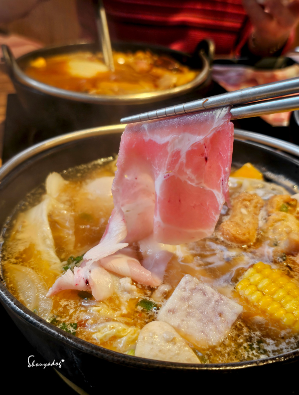 肉多多火鍋-基隆愛二店 全台全天候平假日不限時!  輕量級套餐299元起， 蔬食自助吧吃到飽，CP值超高！ (西門店.淡水店例假日除外，湯底.服務費另計)