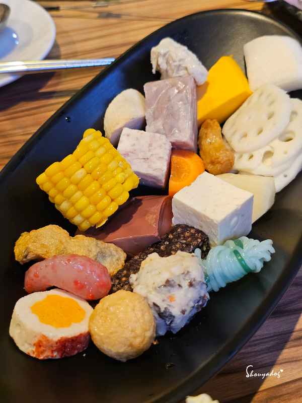 肉多多火鍋-基隆愛二店 全台全天候平假日不限時!  輕量級套餐299元起， 蔬食自助吧吃到飽，CP值超高！ (西門店.淡水店例假日除外，湯底.服務費另計)