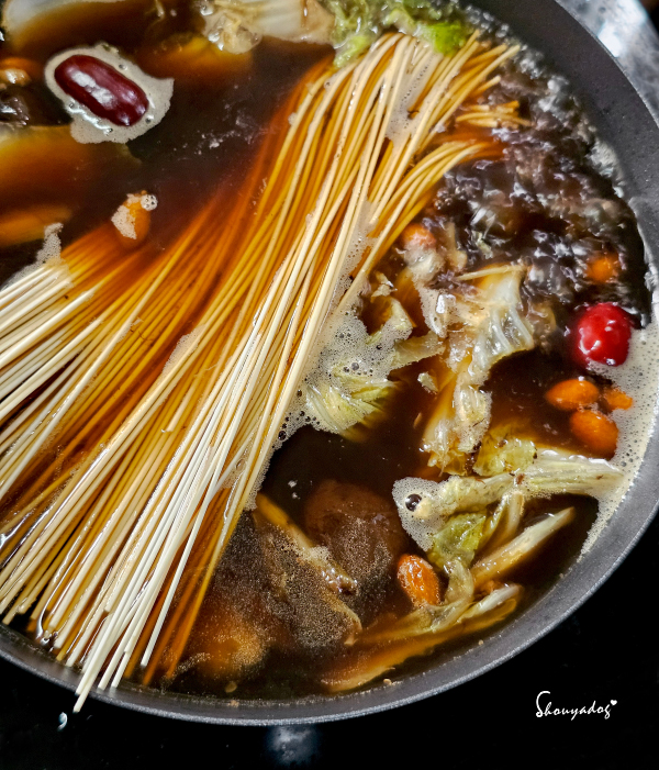 3道暖心的雞湯料理｜KKLife 黑蒜藥膳雞湯 人蔘紅棗雞湯 牛蒡山藥雞湯