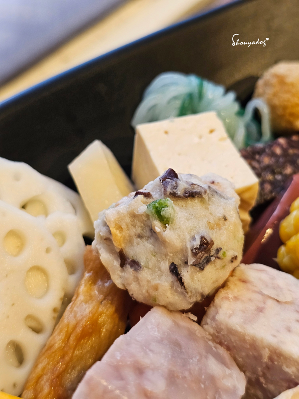 肉多多火鍋-基隆愛二店 全台全天候平假日不限時!  輕量級套餐299元起， 蔬食自助吧吃到飽，CP值超高！ (西門店.淡水店例假日除外，湯底.服務費另計)