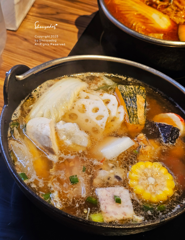 肉多多火鍋-基隆愛二店 全台全天候平假日不限時!  輕量級套餐299元起， 蔬食自助吧吃到飽，CP值超高！ (西門店.淡水店例假日除外，湯底.服務費另計)