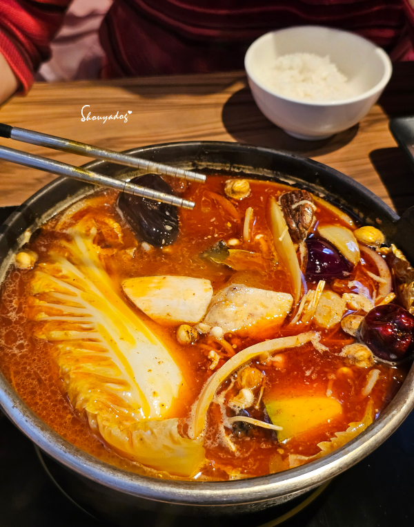 肉多多火鍋-基隆愛二店 全台全天候平假日不限時!  輕量級套餐299元起， 蔬食自助吧吃到飽，CP值超高！ (西門店.淡水店例假日除外，湯底.服務費另計)