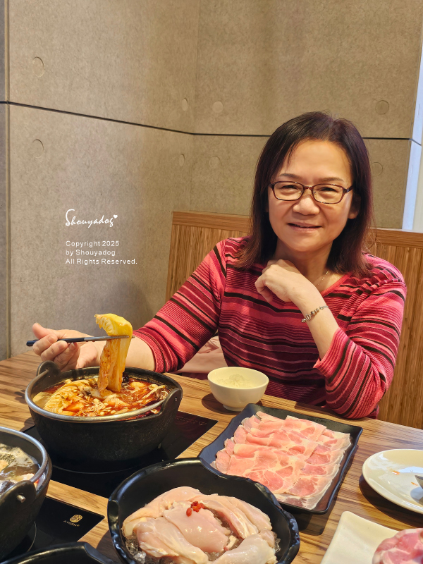 肉多多火鍋-基隆愛二店 全台全天候平假日不限時!  輕量級套餐299元起， 蔬食自助吧吃到飽，CP值超高！ (西門店.淡水店例假日除外，湯底.服務費另計)