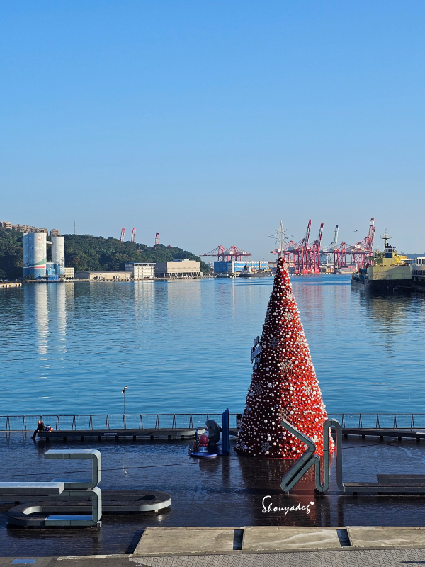 基隆中華郵輪文旅-海洋廣場海景房窗外景色-紅色聖誕樹