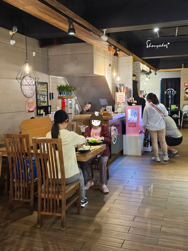 肉多多火鍋-基隆愛二店 全台全天候平假日不限時!  輕量級套餐299元起， 蔬食自助吧吃到飽，CP值超高！ (西門店.淡水店例假日除外，湯底.服務費另計)