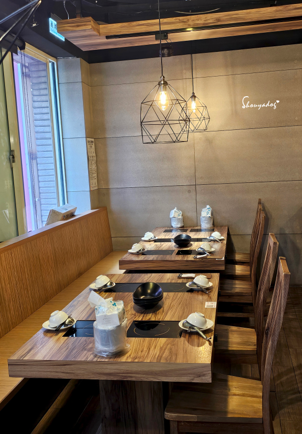 肉多多火鍋-基隆愛二店 全台全天候平假日不限時!  輕量級套餐299元起， 蔬食自助吧吃到飽，CP值超高！ (西門店.淡水店例假日除外，湯底.服務費另計)