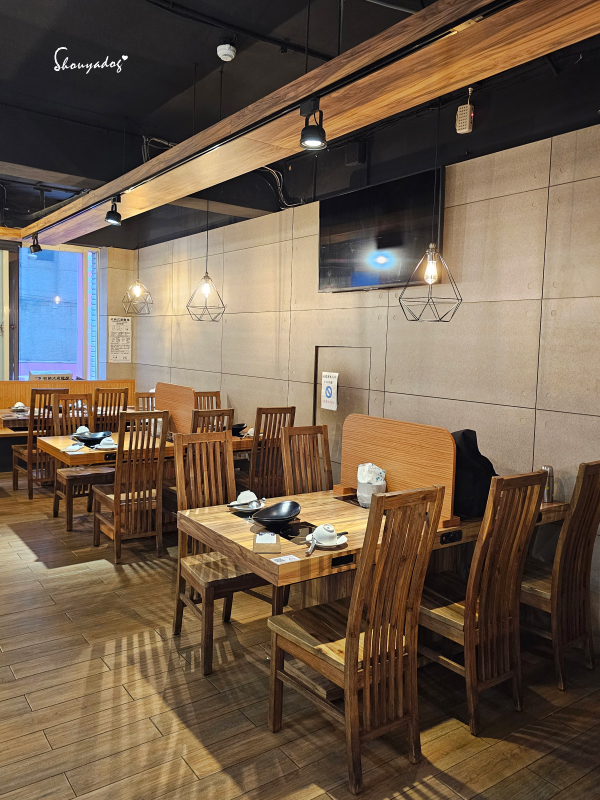 肉多多火鍋-基隆愛二店 全台全天候平假日不限時!  輕量級套餐299元起， 蔬食自助吧吃到飽，CP值超高！ (西門店.淡水店例假日除外，湯底.服務費另計)