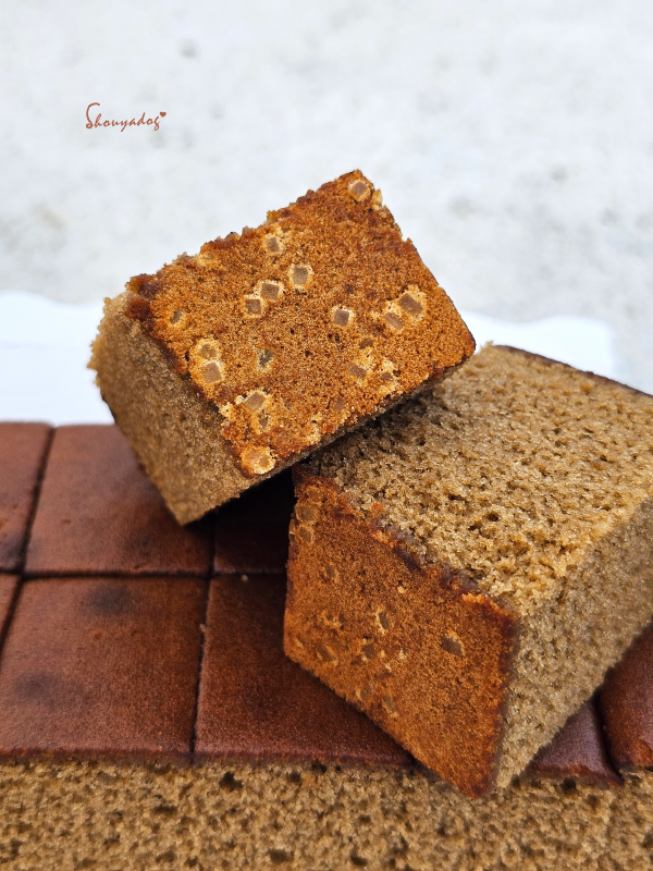 卡斯提拉底部閃閃發光的雙目糖顆粒，口感層次豐富