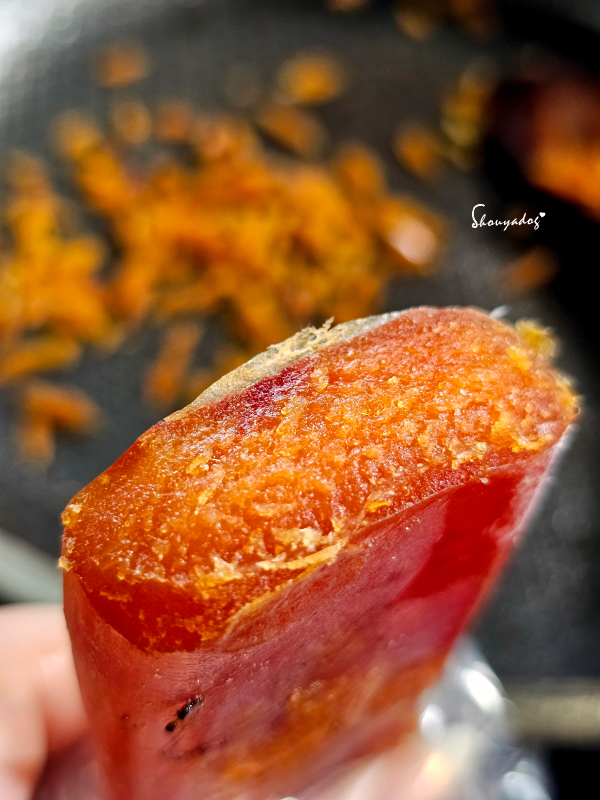 外酥內軟的溏心斷面：黏稠綿密的烏魚子內核，口感如蜜地瓜般扎實