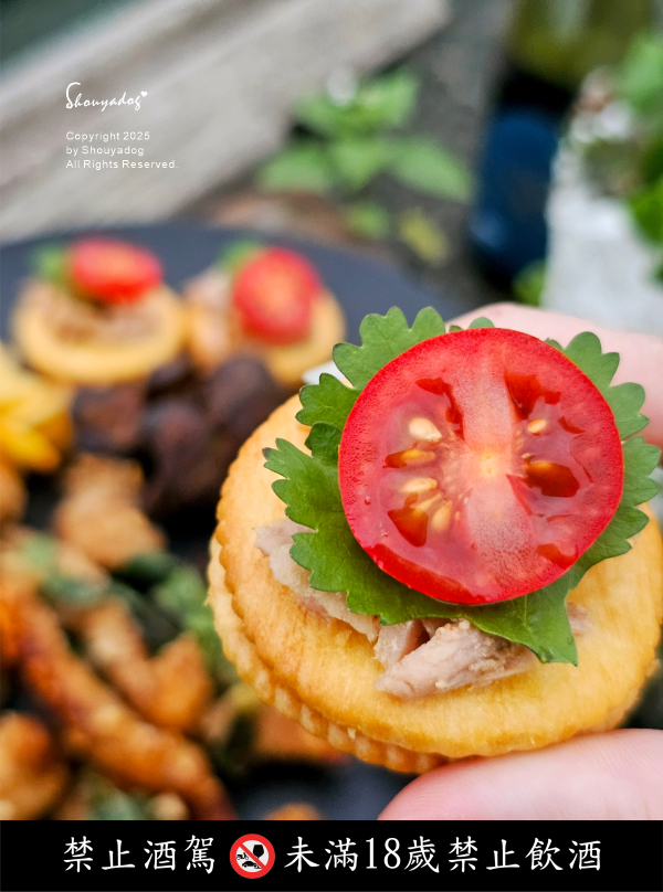 微醺的肌肉男咬勁|用 Howmama 罐頭變出一桌法式私廚料理! - 第11張圖 利口酒沾小番茄搭配鮪魚餅乾拼盤-手拿特寫