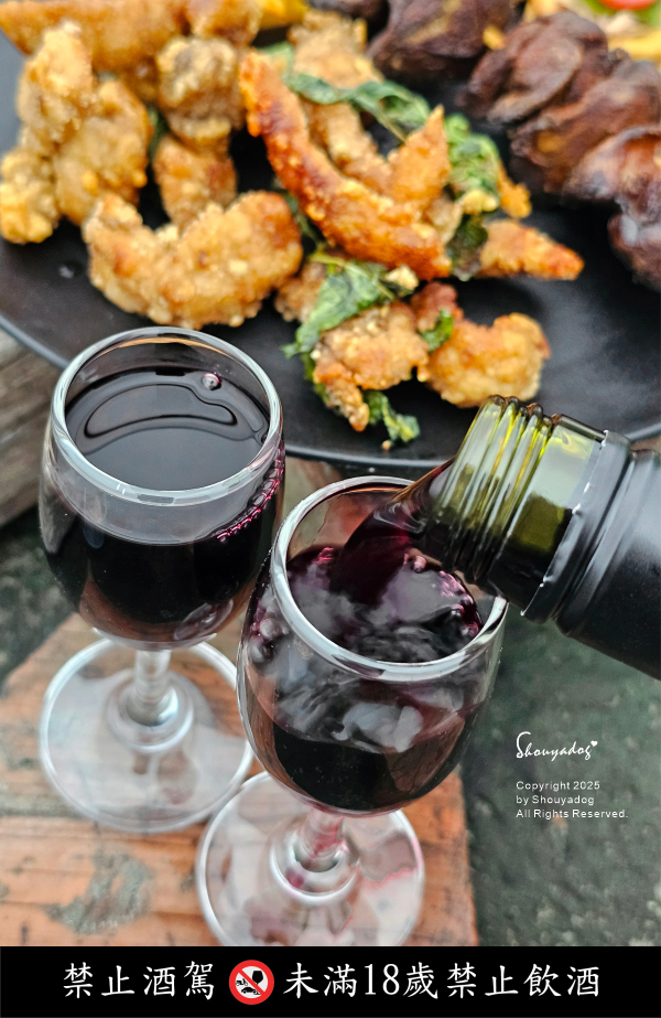 倒出88南澳卡本內梅洛紅葡萄酒到酒杯