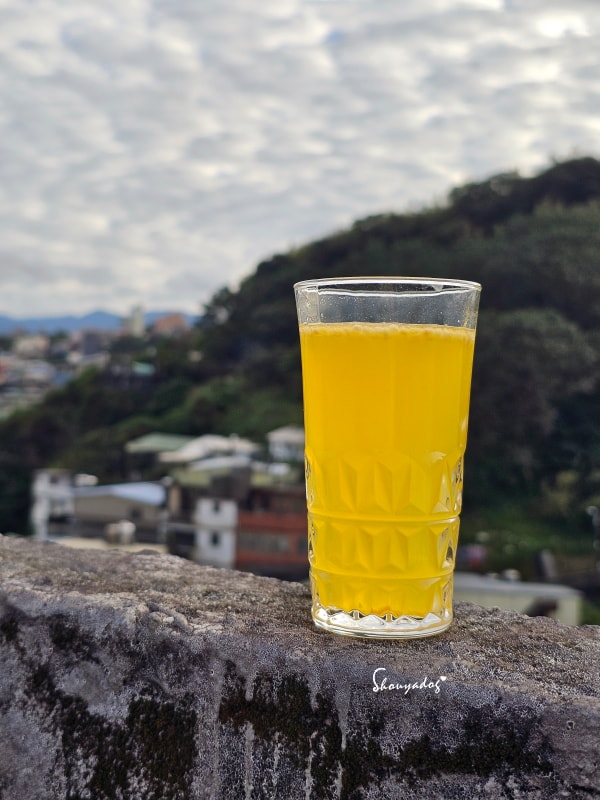 Gelovery芒果膠原蛋白飲在透明杯子裡