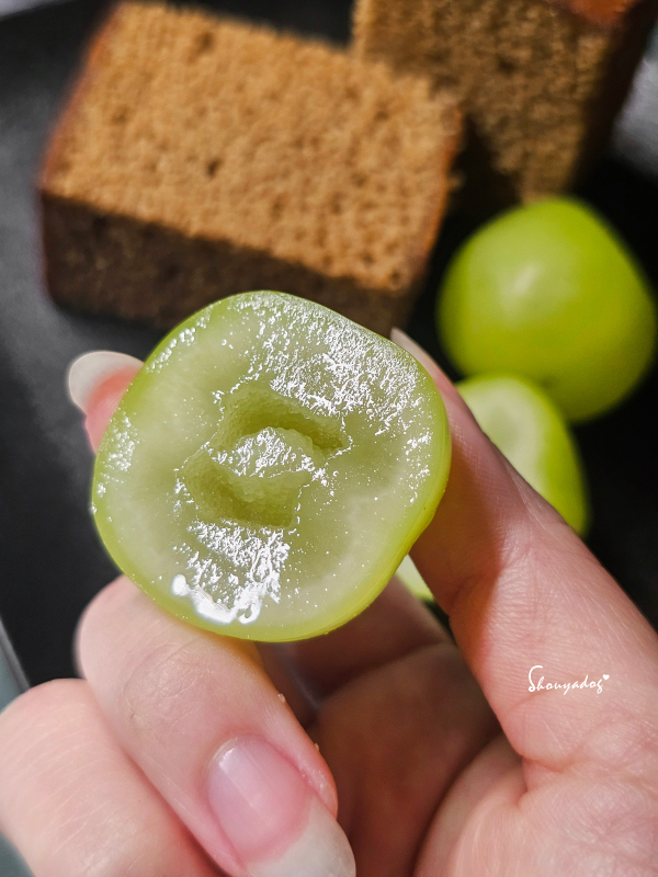 麝香葡萄搭配卡斯提拉蛋糕點心拼盤-葡萄剖面貼寫-多汁
