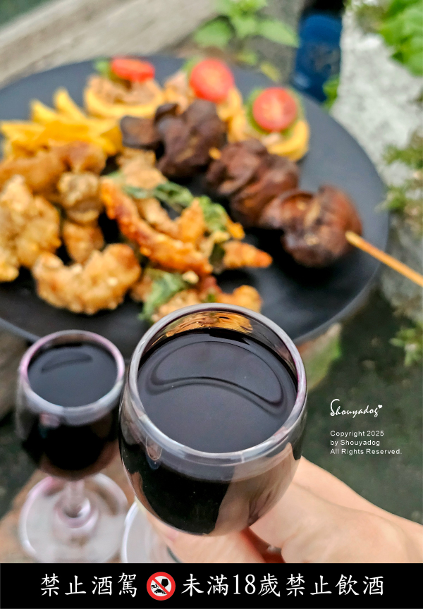 帶上沉穩屬性的少女心-88南澳卡本內梅洛紅葡萄酒-舉起酒杯