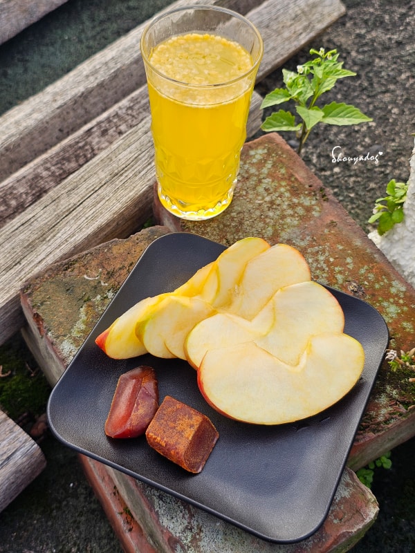 Gelovery芒果膠原蛋白飲搭配蘋果與烏魚子下午茶點心