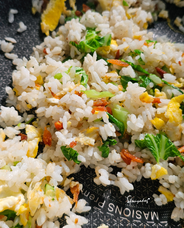 灑上胡椒粉提味：烏魚子與芥菜的純粹溫度，簡單卻深刻的幸福滋味