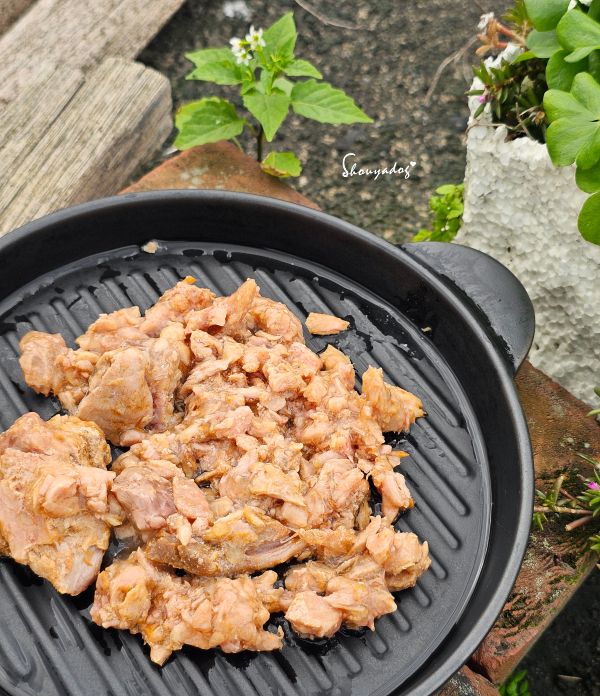 微醺的肌肉男咬勁|用 Howmama 罐頭變出一桌法式私廚料理! - 第17張圖 生魚片等級黃鰭鮪魚手工剝肉紮實紋理特寫