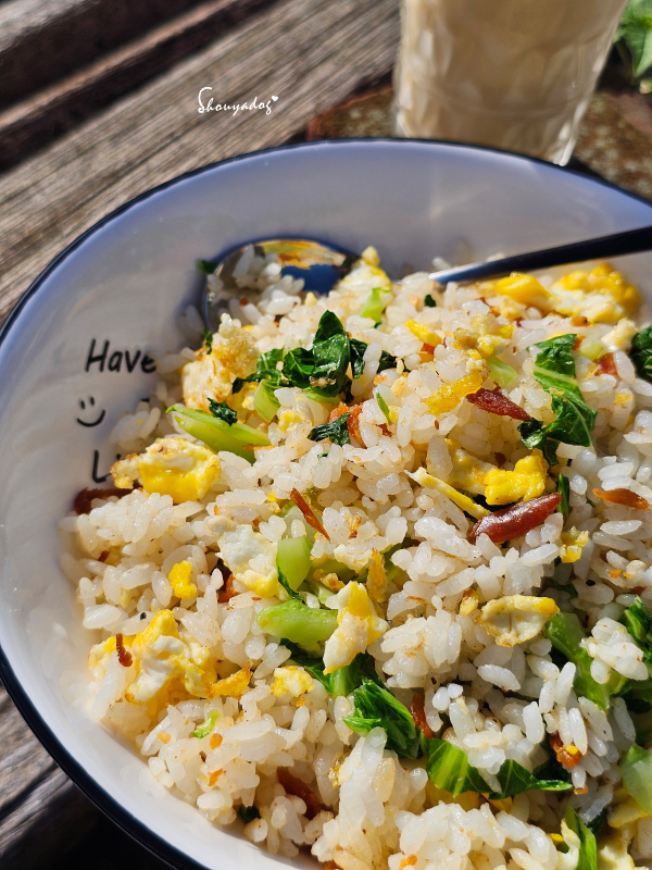 質感餐具與烏魚子炒飯的清新特寫
