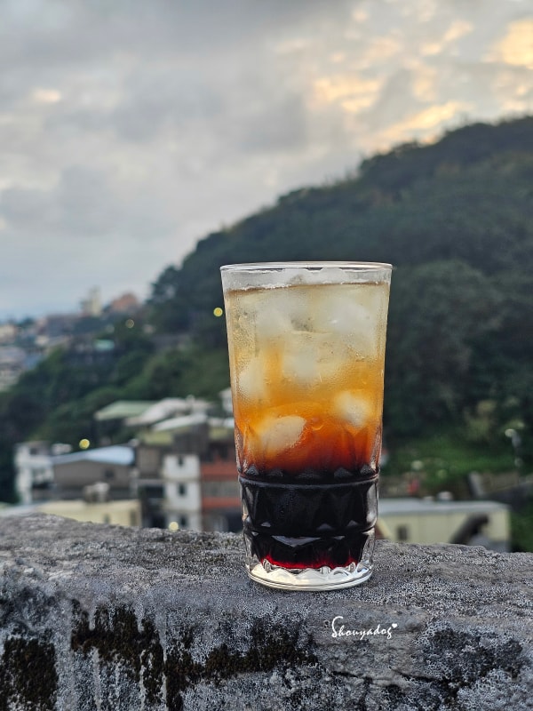 全能嬌原飲紅葡萄口味-加入氣泡飲和冰塊