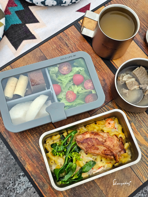 切片韓國梨放入野餐餐盒，果肉細緻多汁-裝盒