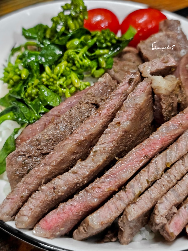 澳洲 M8-9 和牛牛排飯-特寫-牛排肉汁