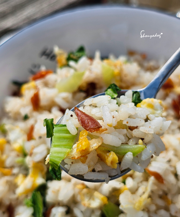 一口挖起烏魚子炒飯-準備入口